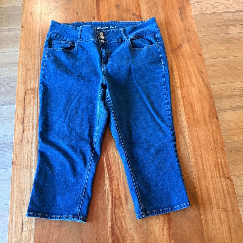 Gemma Rae Women's Blue Denim Capris Size 18